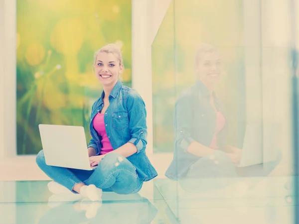 Beautiful Young Woman Using Laptop Computer Floor Home — Stock Photo, Image