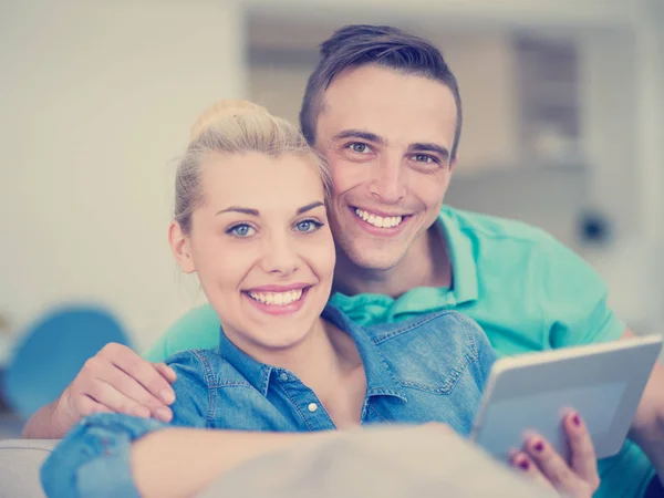 Young Couple Relaxing Luxurious Home Tablet Computers Reading Living Room — Stock Photo, Image