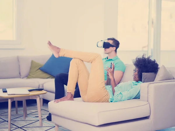 Многонациональная Пара Гарнитурой Виртуальной Реальности Гостиной Дома Играет Игры Новыми — стоковое фото