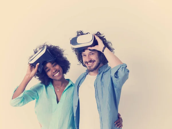 Feliz Pareja Multiétnica Consiguiendo Experiencia Usando Gafas Realidad Virtual Aisladas —  Fotos de Stock