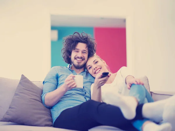 Young Couple Sofa Watching Television Together Luxury Home — Stock Photo, Image