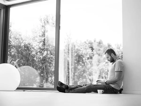 Prawdziwy Mężczyzna Pomocą Laptopa Piętrze Domu Picia Kawy Cieszyć Relaksujący — Zdjęcie stockowe