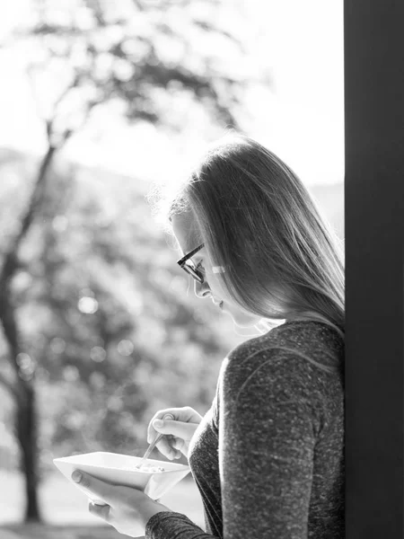 Genç Başarılı Bir Kadın Lüks Villasının Kapısında Kahvaltı Yapıyor — Stok fotoğraf