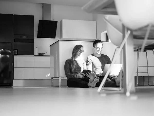 Casal Jovem Relaxante Casa Luxo Com Tablet Computadores Portáteis Lendo — Fotografia de Stock