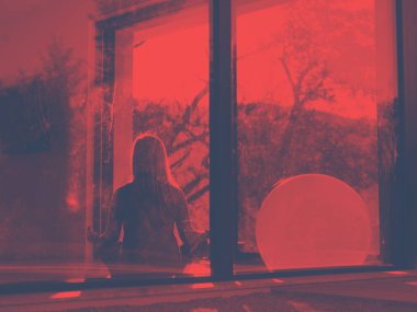 Genç yakışıklı bir kadın onun lüks ev villa katında Yoga egzersizleri yapıyor