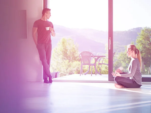 Jonge Mooie Knappe Paar Genieten Van Koffie Ochtend Yoga Oefeningen — Stockfoto