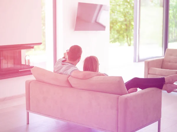 Jeune Couple Sur Canapé Regardant Télévision Ensemble Dans Leur Maison — Photo