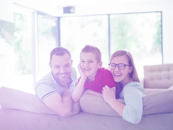 Feliz Familia Joven Con Niño Disfruta Moderna Sala Estar Villa —  Fotos de Stock