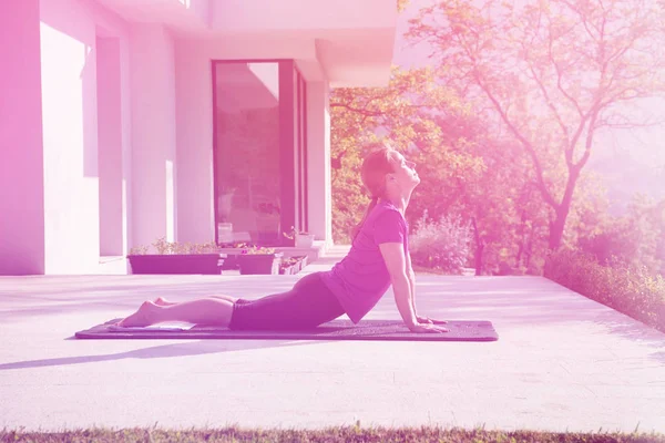 Schöne Frau Macht Morgendliche Yoga Übungen Vor Ihrer Luxusvilla — Stockfoto