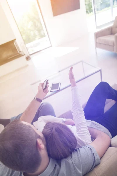 Feliz Casal Romântico Assistindo Televisão Juntos Sua Casa Luxo — Fotografia de Stock