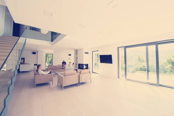 Mulher Bonita Desfrutando Tempo Livre Assistindo Televisão Sua Casa Luxo — Fotografia de Stock