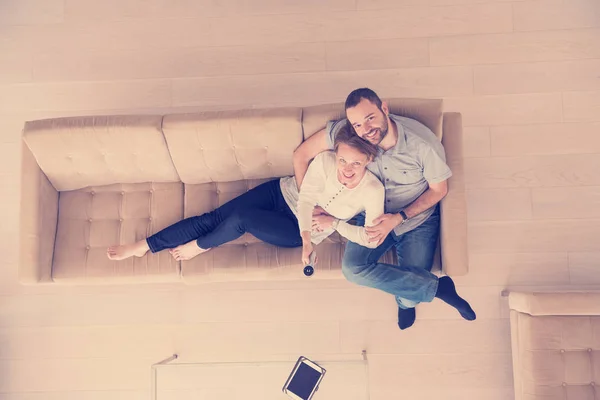 彼らの豪華な家で一緒にテレビを見て幸せなロマンチックなカップルのトップビュー — ストック写真