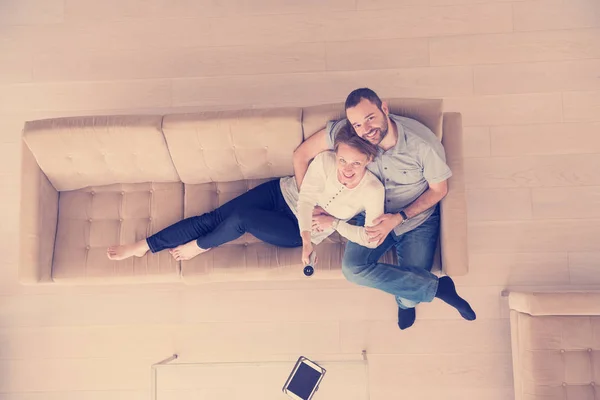 Vista Superior Feliz Pareja Romántica Viendo Televisión Juntos Casa Lujo —  Fotos de Stock