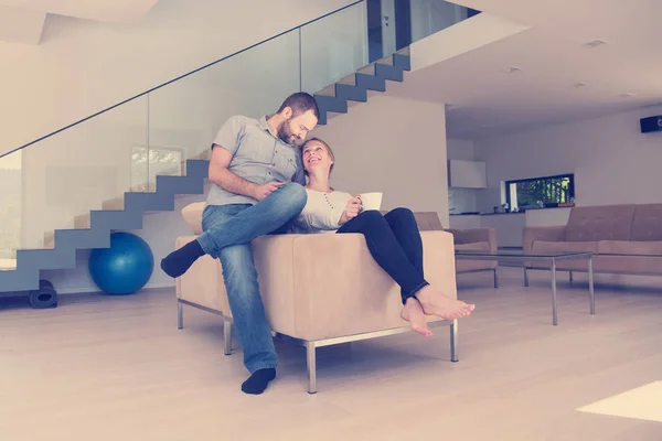 Feliz Pareja Romántica Viendo Televisión Juntos Casa Lujo — Foto de Stock