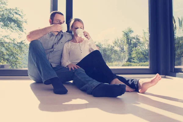 Feliz Casal Romântico Desfrutando Café Manhã Chão Pela Janela Sua — Fotografia de Stock