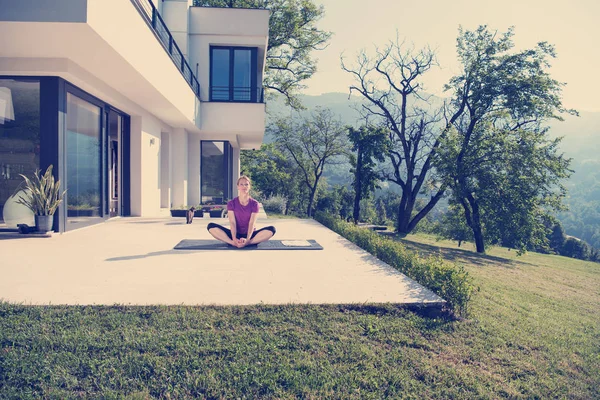 Schöne Frau Macht Morgendliche Yoga Übungen Vor Ihrer Luxusvilla — Stockfoto