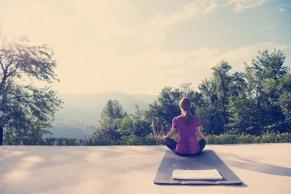 Bella Donna Che Esercizi Yoga Mattina Fronte Alla Sua Villa — Foto Stock