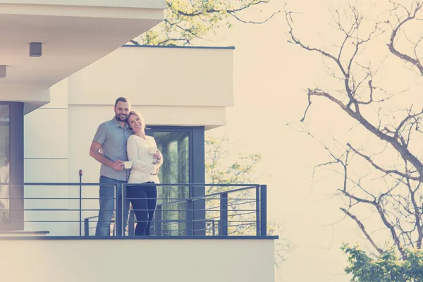 快乐浪漫的夫妻在阳台上一起享用早茶 恋爱和快乐的概念 — 图库照片