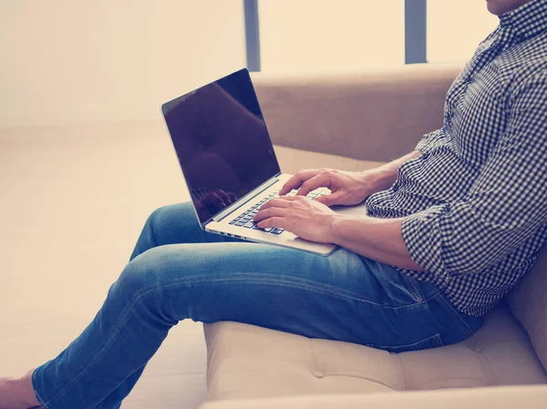 Joven Hombre Guapo Usando Portátil Sentado Sofá —  Fotos de Stock