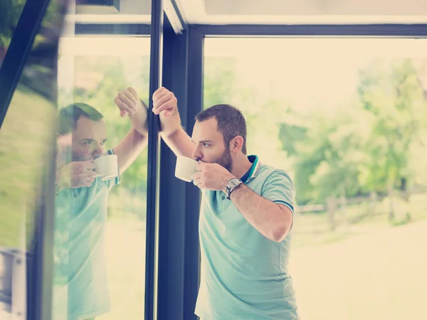 Junger Schöner Mann Trinkt Morgenkaffee Fenster Seines Hauses — Stockfoto