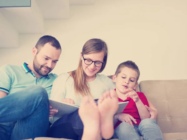 Gelukkig Jong Gezin Met Kleine Jongen Geniet Moderne Woonkamer Van — Stockfoto