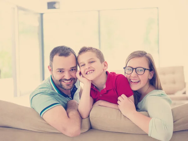 Šťastná Mladá Rodina Malým Chlapcem Těší Moderním Obývacím Pokoji Jejich — Stock fotografie