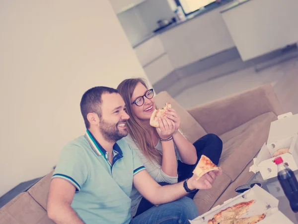 Jonge Knappe Paar Vrolijk Tijd Terwijl Het Eten Van Pizza — Stockfoto