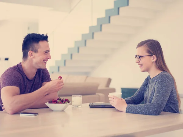 Joven Hermosa Pareja Guapa Disfrutando Café Mañana Fresas Lujosa Villa — Foto de Stock