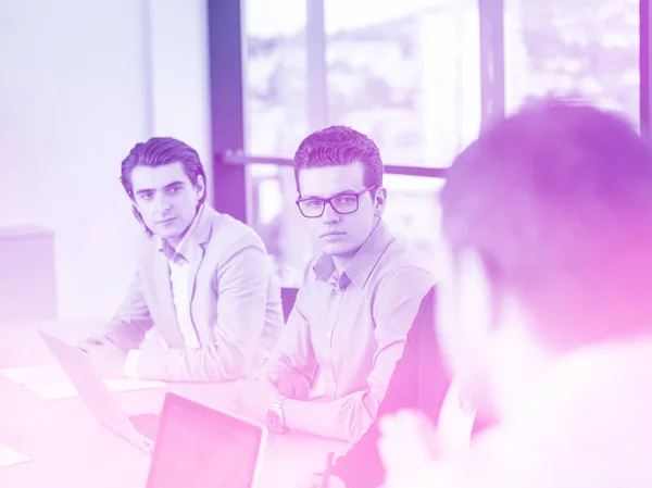 Groep Van Zakenmensen Bespreken Businessplan Het Kantoor — Stockfoto