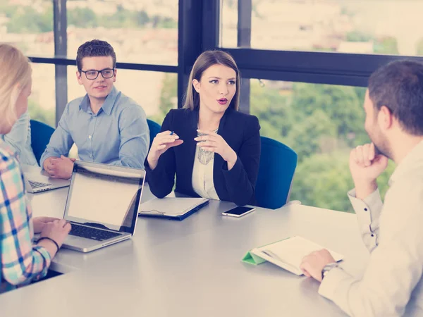 Grupo Empresários Discutindo Plano Negócios Escritório — Fotografia de Stock