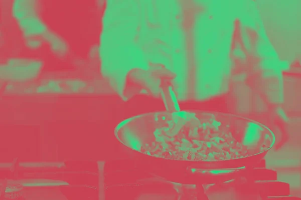 Giovane Chef Sesso Maschile Capovolgendo Verdure Nel Wok Cucina Commerciale — Foto Stock