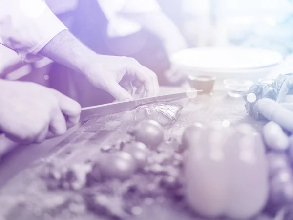 Chef Mãos Preparando Filé Peixe Marinado Salmão Para Fritar Uma — Fotografia de Stock