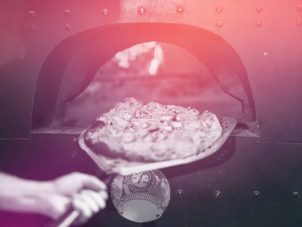 Chef Entfernt Heiße Pizza Mit Spezialschaufel Vom Herd Sie Gebacken — Stockfoto