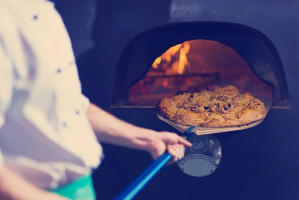 Chef Entfernt Heiße Pizza Mit Spezialschaufel Vom Herd Sie Gebacken — Stockfoto