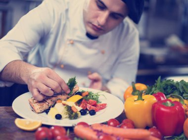Aşçı aşçı dekorasyon dekorasyonu hazır yemek tabağı restoranın ticari mutfağında