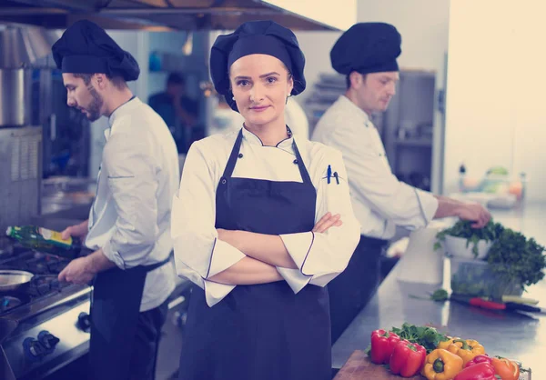 Restoranda Ticari Mutfakta Duran Genç Aşçının Portresi — Stok fotoğraf