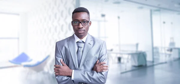 Porträt Eines Jungen Jungunternehmers Vor Seinem Großen Modernen Büro — Stockfoto