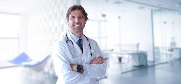 在他的排序的微笑的资深医学医生的肖像 — 图库照片