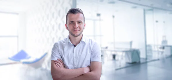 Portret Van Jonge Junior Zakenman Voor Zijn Grote Moderne Kantoor — Stockfoto