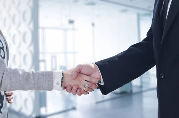 ビジネスマンや実業家の背景でモダンなオフィスを持つミート後に握手 — ストック写真