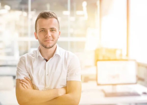 Porträt Eines Jungen Jungunternehmers Vor Seinem Großen Modernen Büro — Stockfoto