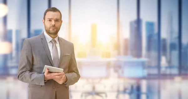 Retrato Jovem Empresário Júnior Usando Tablet Frente Seu Grande Escritório — Fotografia de Stock