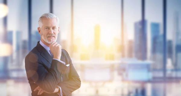 Retrato Empresário Sênior Frente Seu Escritório Moderno Com Clarões Sol — Fotografia de Stock