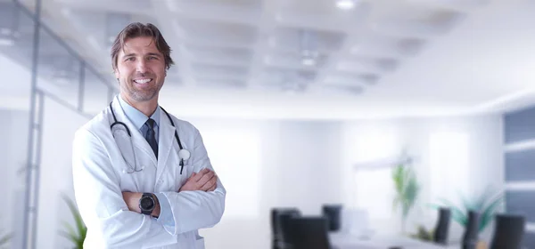 在他的排序的微笑的资深医学医生的肖像 — 图库照片