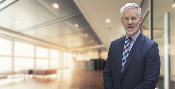 Porträt Eines Leitenden Geschäftsmannes Vor Seinem Modernen Büro — Stockfoto