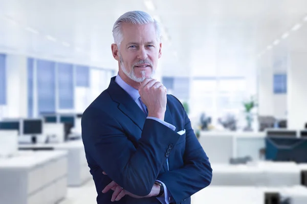 Porträt Eines Leitenden Geschäftsmannes Vor Seinem Modernen Büro — Stockfoto