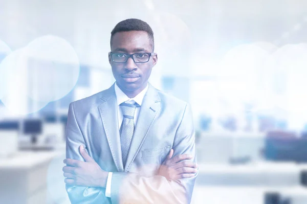 Porträt Eines Jungen Jungunternehmers Vor Seinem Großen Modernen Büro — Stockfoto