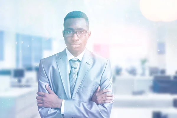 Retrato Jovem Empresário Júnior Frente Seu Grande Escritório Moderno — Fotografia de Stock