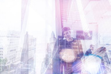 Ofisin içinde cep telefonu kullanan kadın yönetici.