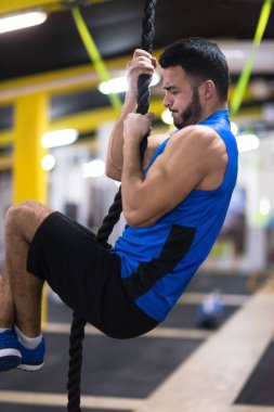 jimnastik tırmanma halat yapan genç kaslı erkek